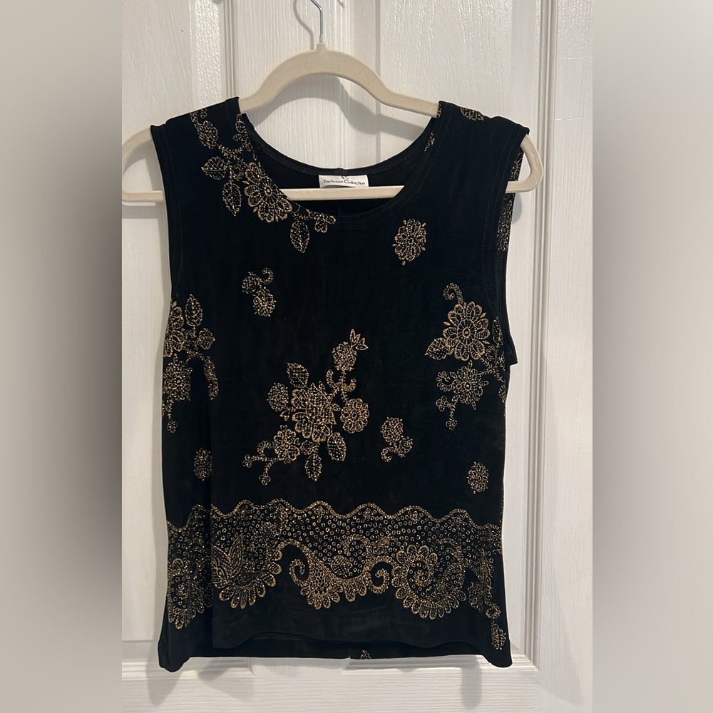 TheTravelCollection - Black Flower Top